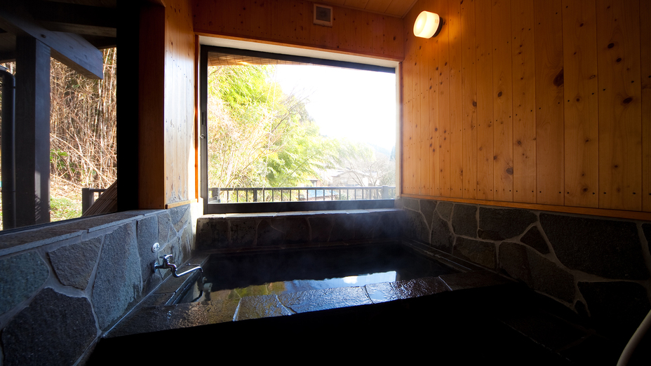 和洋室+ロフトもみじ展望内風呂から温泉街を一望。