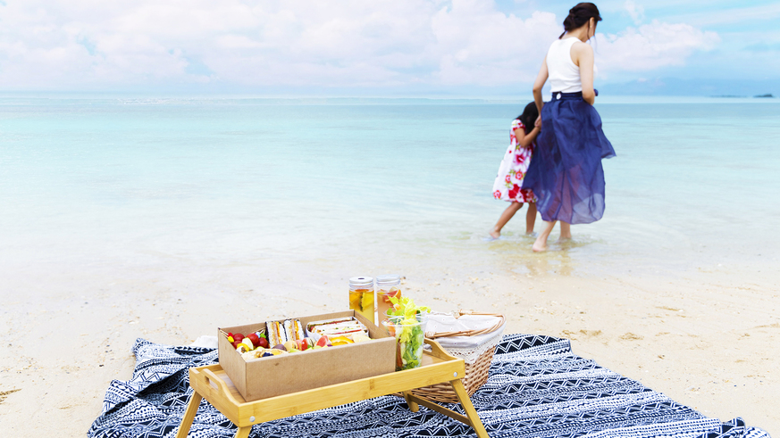 美味しさを詰め込んだバスケットタイプのブレックファスト。海辺やプールサイドで心地よい一日の始まりを