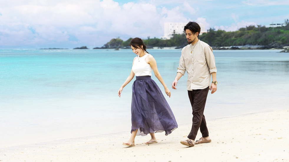 まるでプライベートビーチのような浜辺を、のんびり散策。穏やかな波音が二人を包み込む。