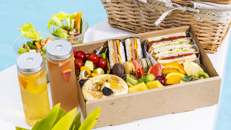 【朝食バスケット】フレッシュフルーツや美味しいサンドイッチを手に、お気に入りの場所を見つけて。