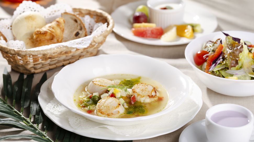 【朝食】 メインは嬉しい日替わり。沖縄らしさを添えたコンチネンタル料理と共にお召し上がりください。