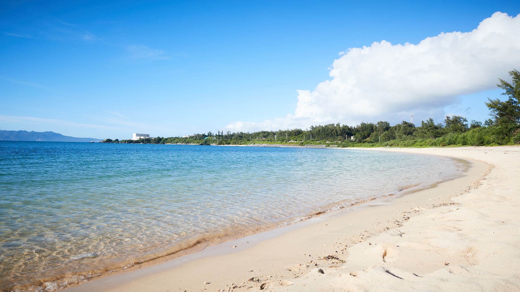 ホテル敷地内から徒歩5分。自然あふれるビーチへ