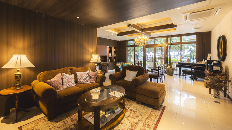 【ロビー】 海外輸入の家具に囲まれたシックな空間。