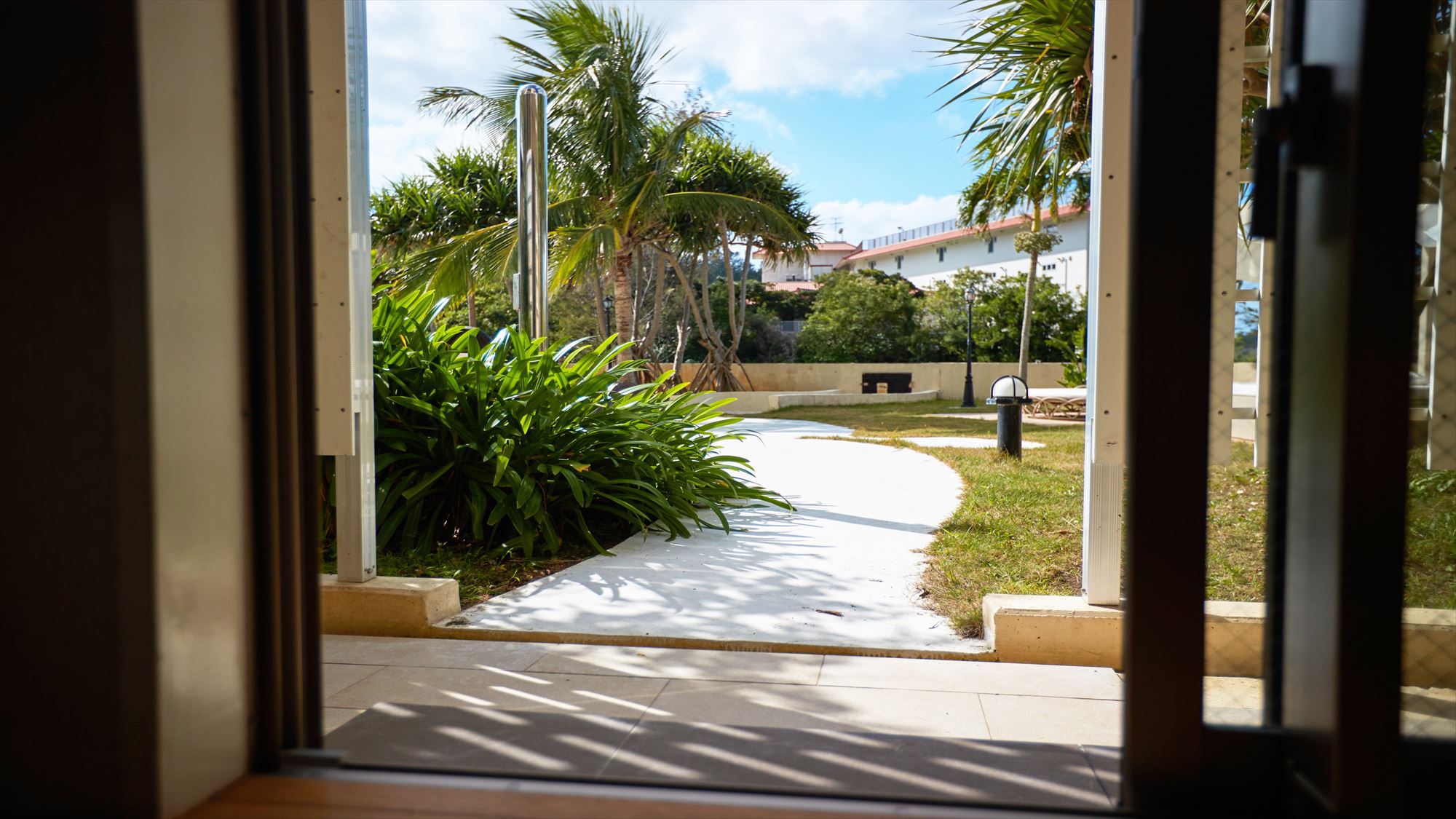 【ラウンジ付ツイン-DX-】Room 103ベランダから一歩踏み出してプールへ