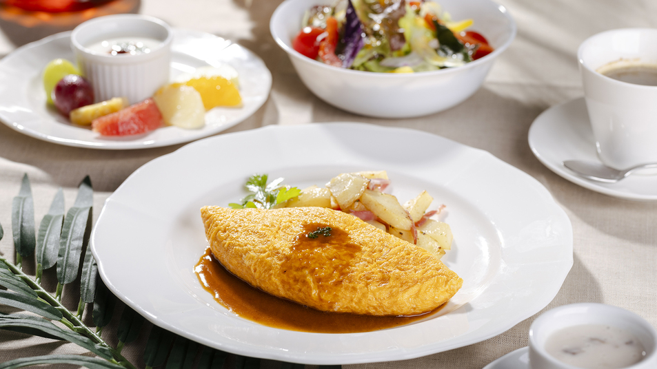 【朝食】 メインは嬉しい日替わり。沖縄らしさを添えたコンチネンタル料理と共にお召し上がりください。