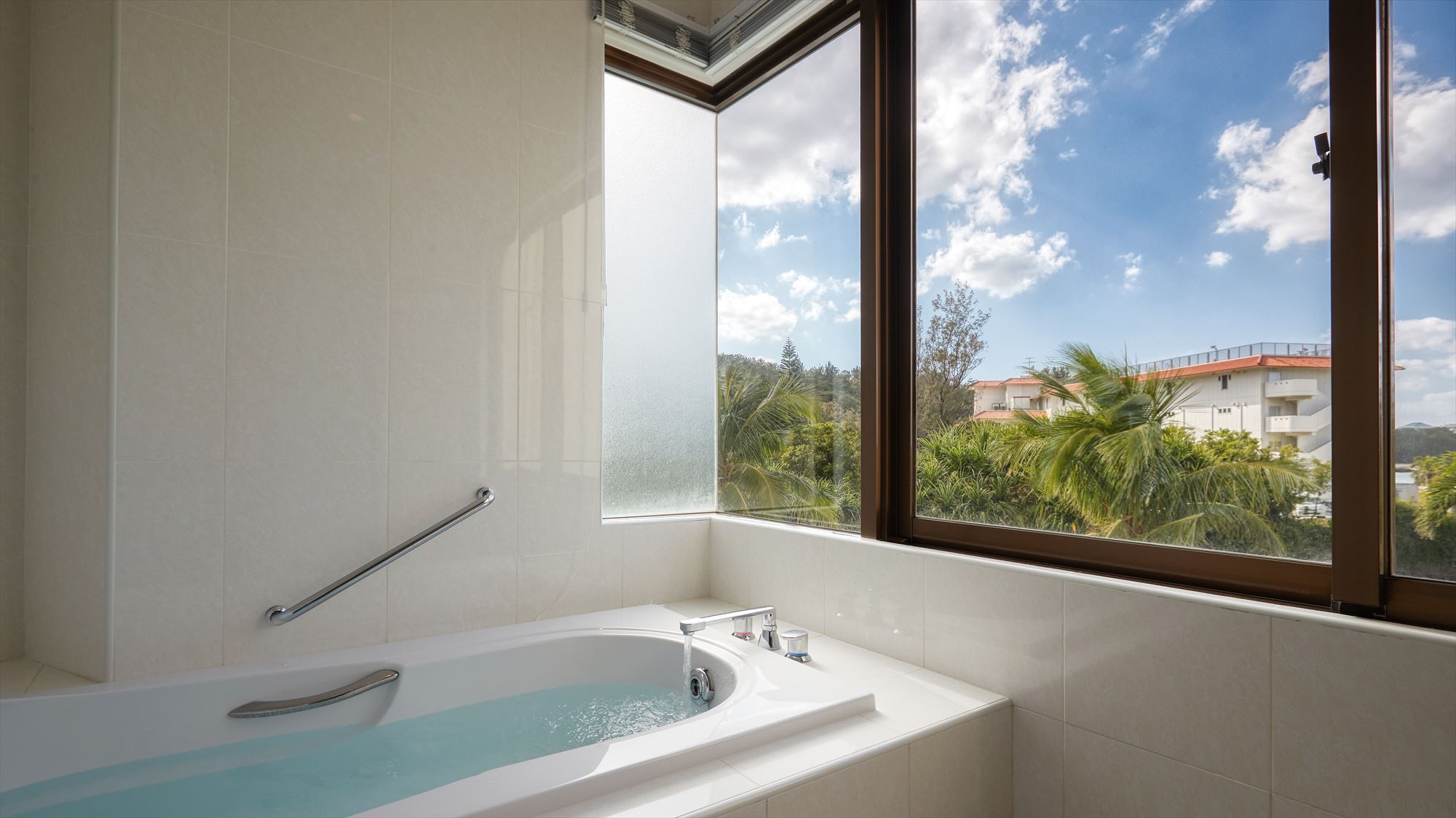 【パナシア・Jrスイート】Room202バスルームから海が眺められます。