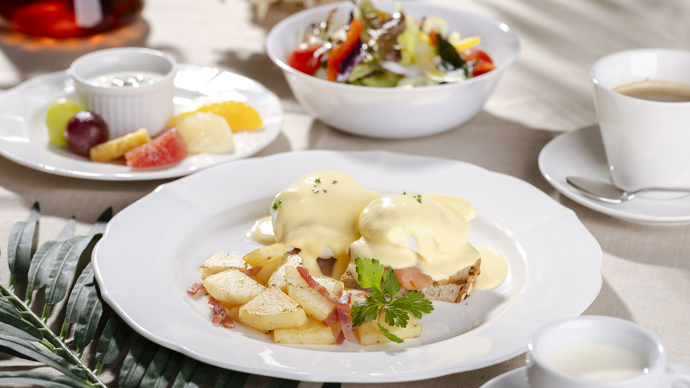 【朝食】 メインは嬉しい日替わり。沖縄らしさを添えたコンチネンタル料理と共にお召し上がりください。