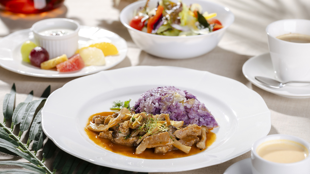 【朝食】 メインは嬉しい日替わり。沖縄らしさを添えたコンチネンタル料理と共にお召し上がりください。