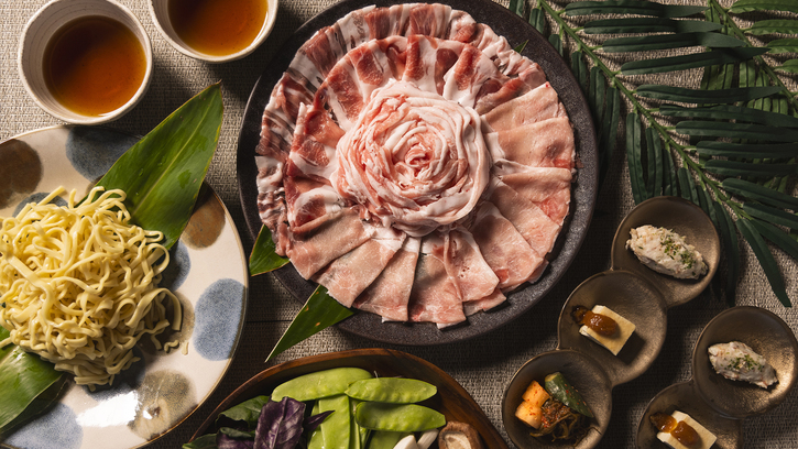 【しゃぶしゃぶ】 甘みの強いあぐー豚やフレッシュな島野菜をふんだんに。ヘルシーで温まる人気のメニュー