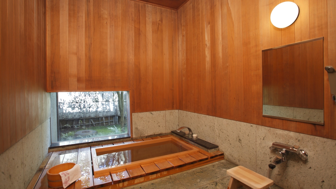 【客室一例】檜を基調とした源泉掛け流しの内風呂