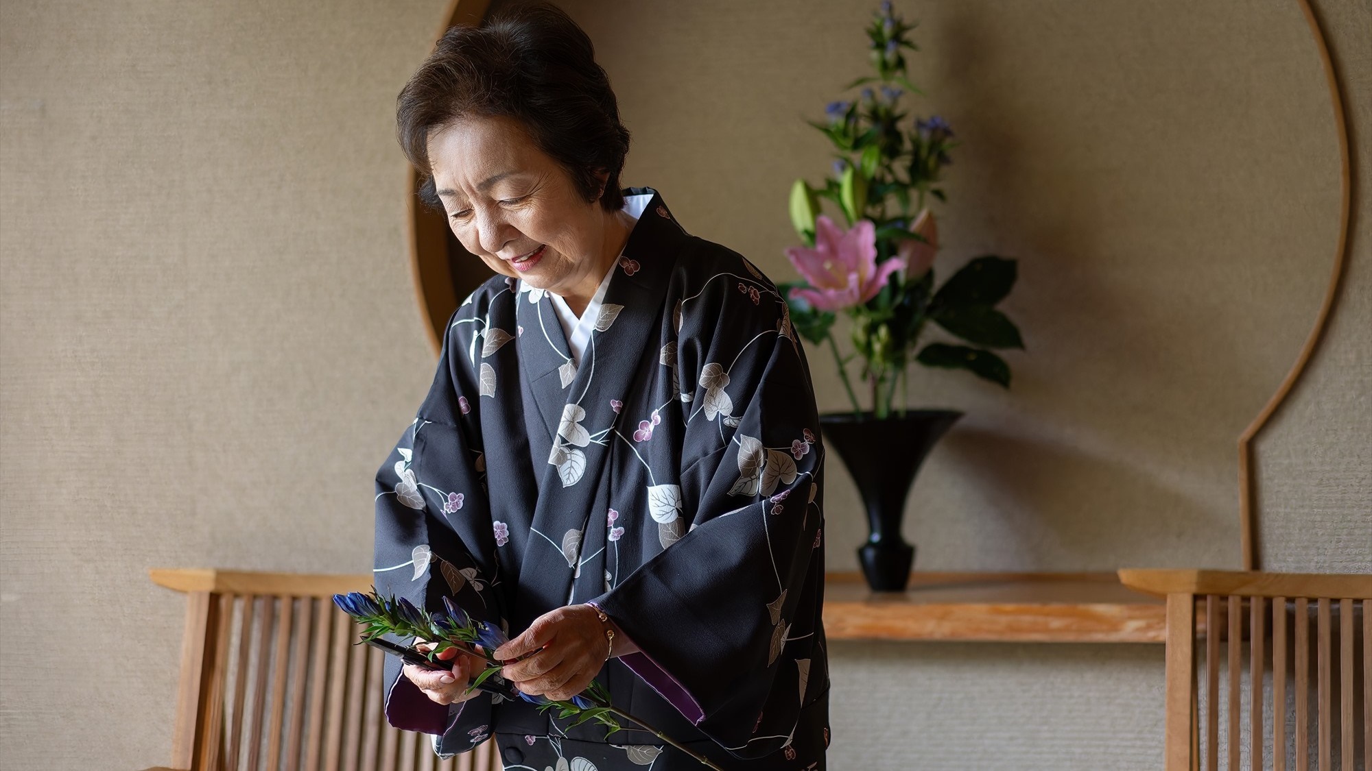 ロビー｜女将が毎日欠かさず生ける季節の生花