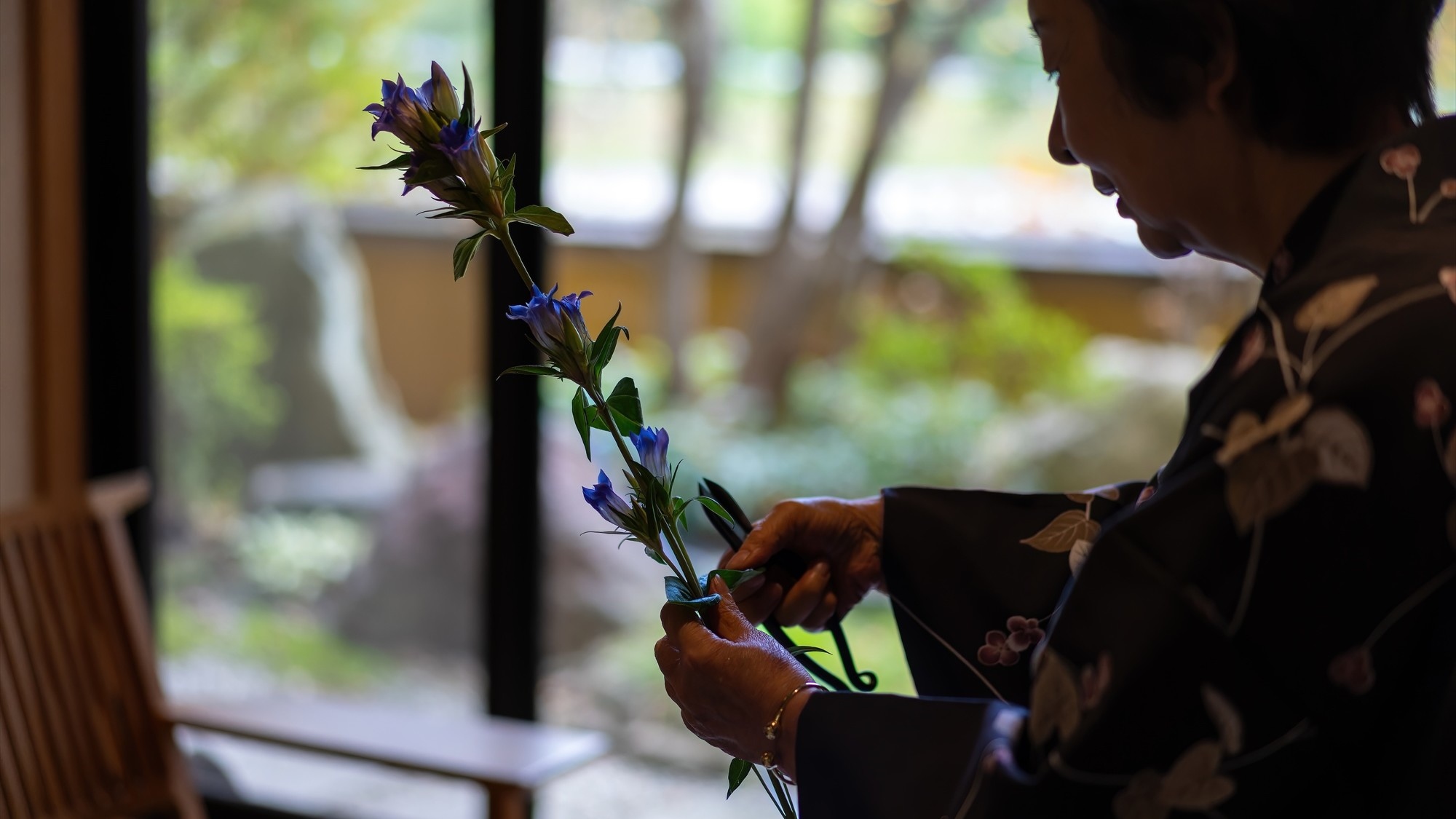 ロビー｜女将が毎日欠かさず生ける季節の生花