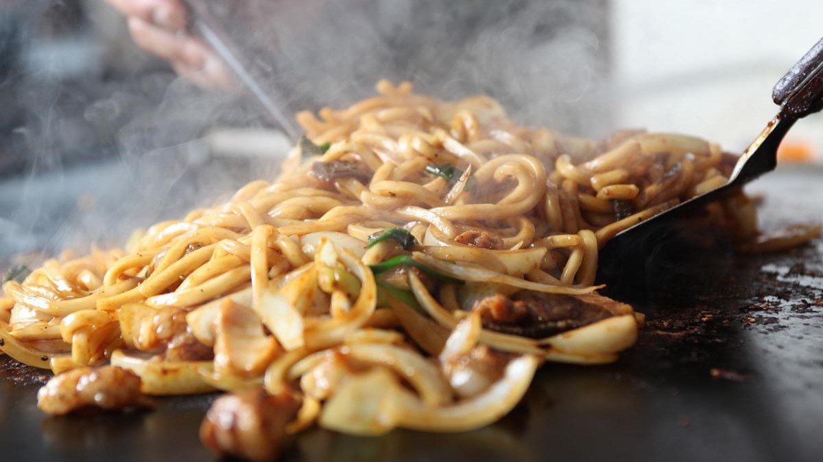 岡山名物：ホルモン焼きうどん