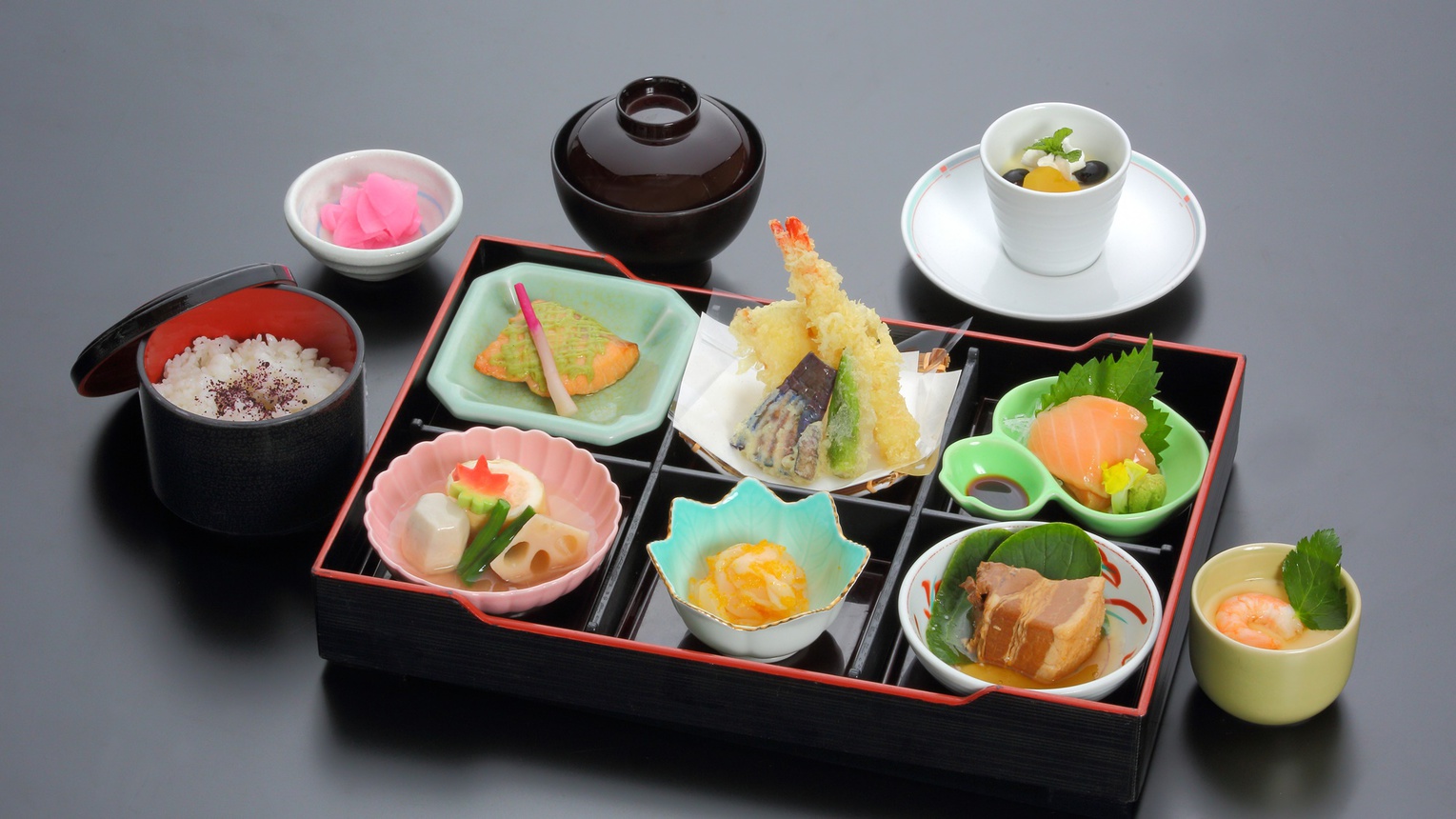 *日本料理 さくら「彩り箱膳 出世城」