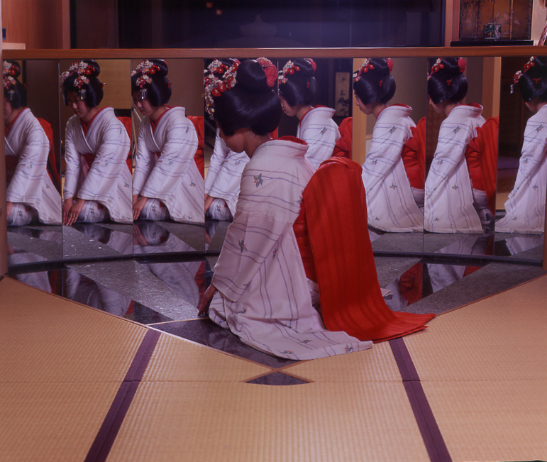 フロント前の８面鏡と舞妓 