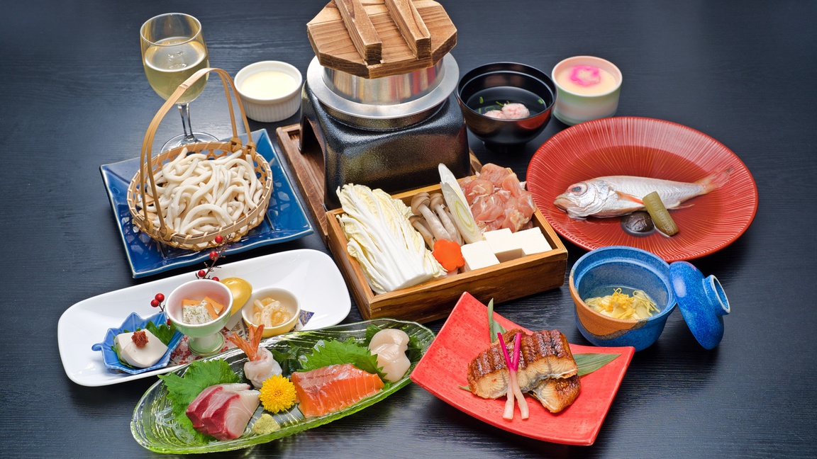 【夕食一例】八上姫会席。当館定番のお料理です。鶏すき焼きや新鮮なお造りをお楽しみください！