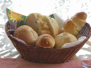 朝のパンは世界遺産の白神山地のブナ林から生まれた天然酵母と道産の小麦「春よこい」を使った手作りです。