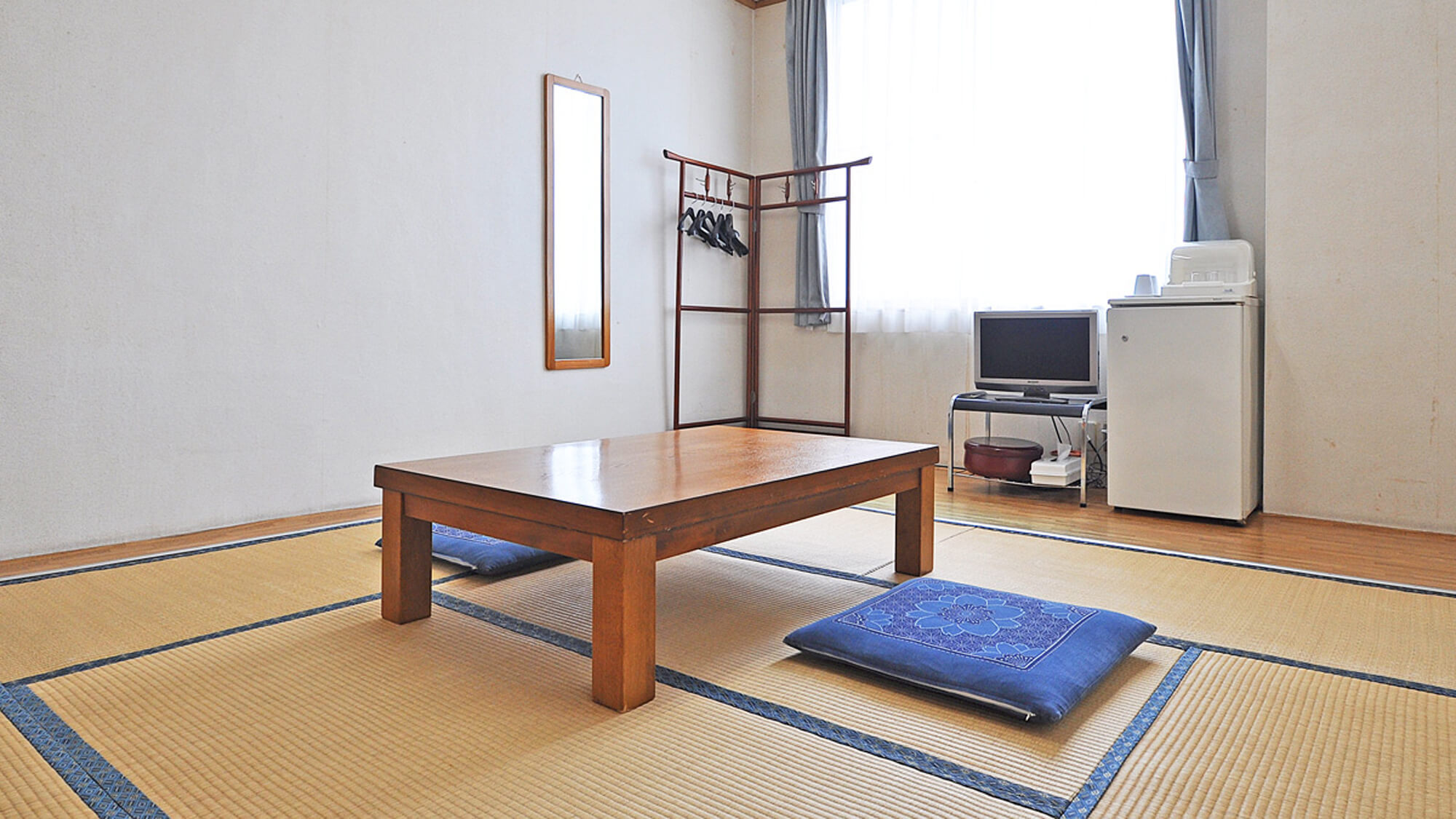 【別館8畳】3名様までご利用可能なシンプルな和室です