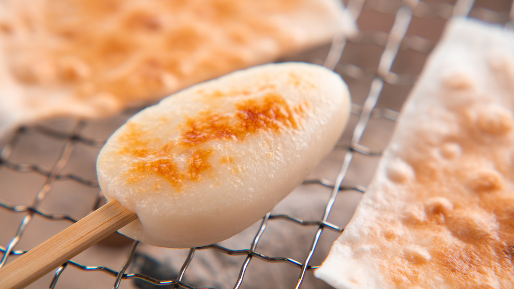 【ご朝食】笹蒲鉾と松島こうれんの炭火焼き。