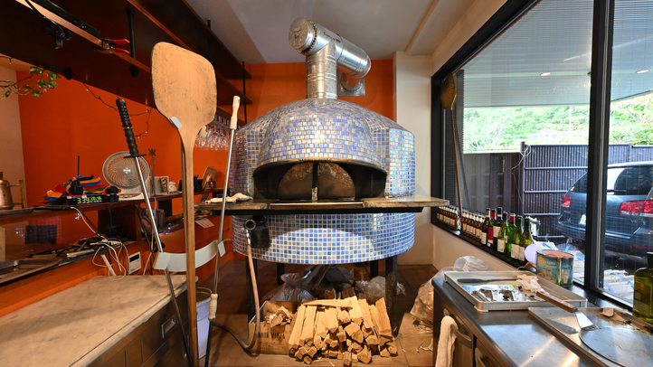 ナポリで100年以上の歴史を誇る老舗「マリオ・アクント」の薪窯を使用しております。