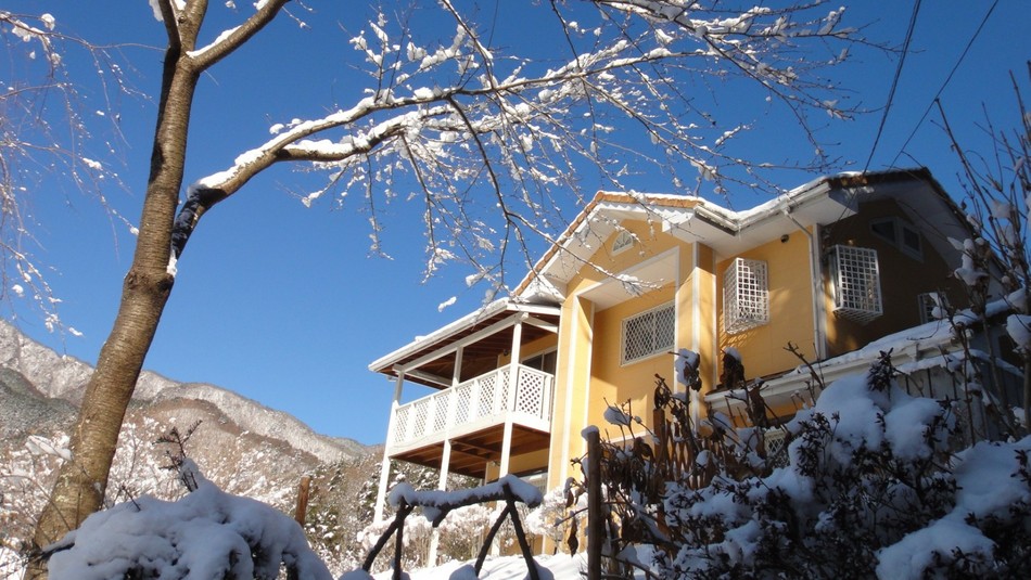 大人数用棟（り楽S）外観冬