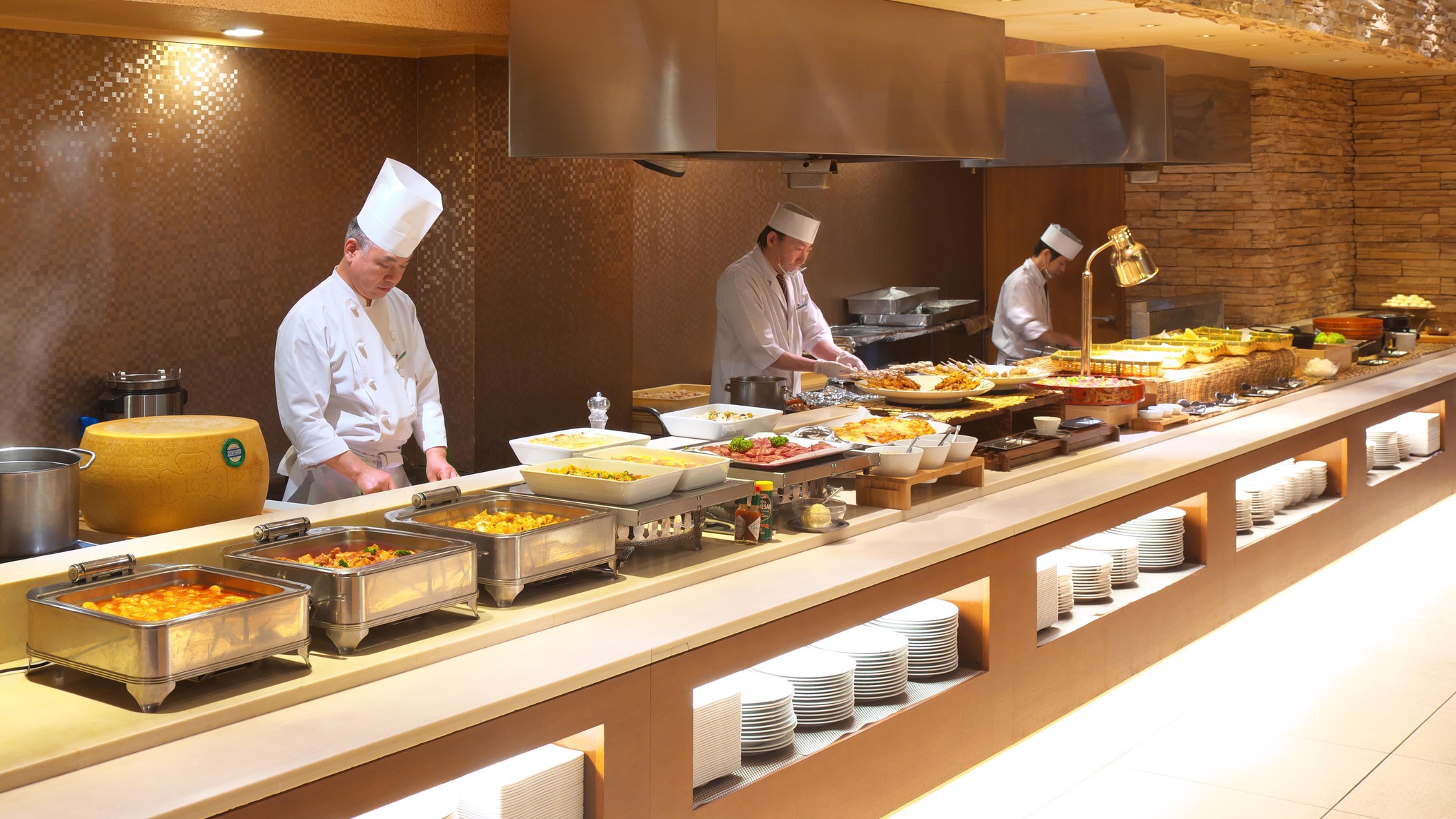 【姉妹館「草津ナウリゾートホテル」ディナービュッフェ】オープンキッチンで出来立ての料理をお楽しみくだ