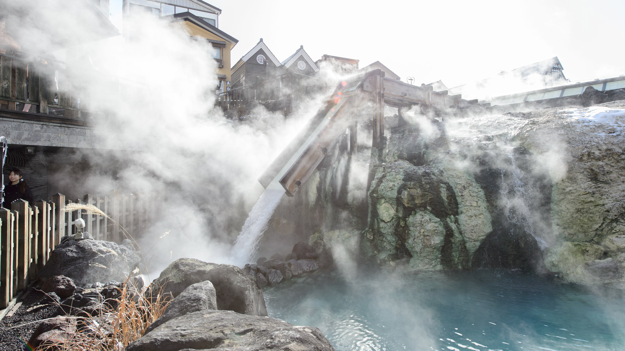 【湯畑】当館目の前の草津温泉のシンボル「湯畑」では豊富な湯が溢れております。