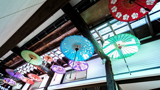 【足湯cafe】天井にはカラフルな和傘が