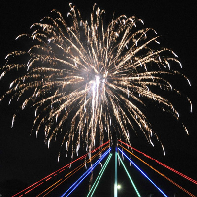 打ち上げ花火が、まつりのクライマックスを彩ります