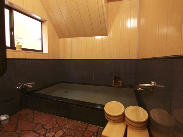 浴室は1階に2室あります。空いている浴室をご利用ください