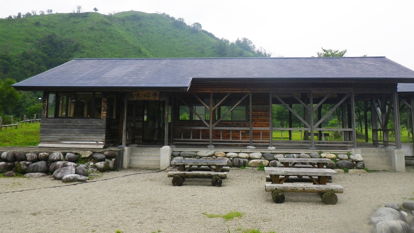 *【BBQ施設】対岸には屋根付きのバーベキュー施設がございます。