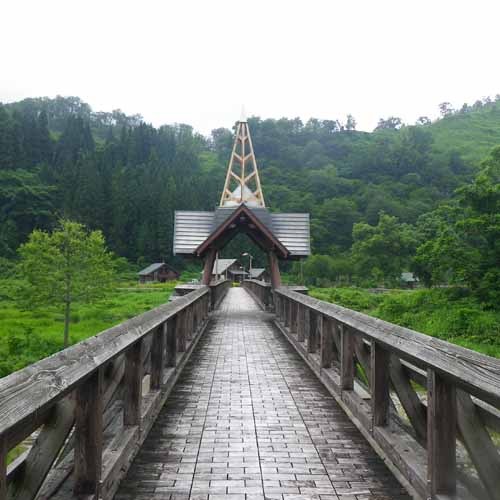 *【オートキャンプ場へ続く橋】