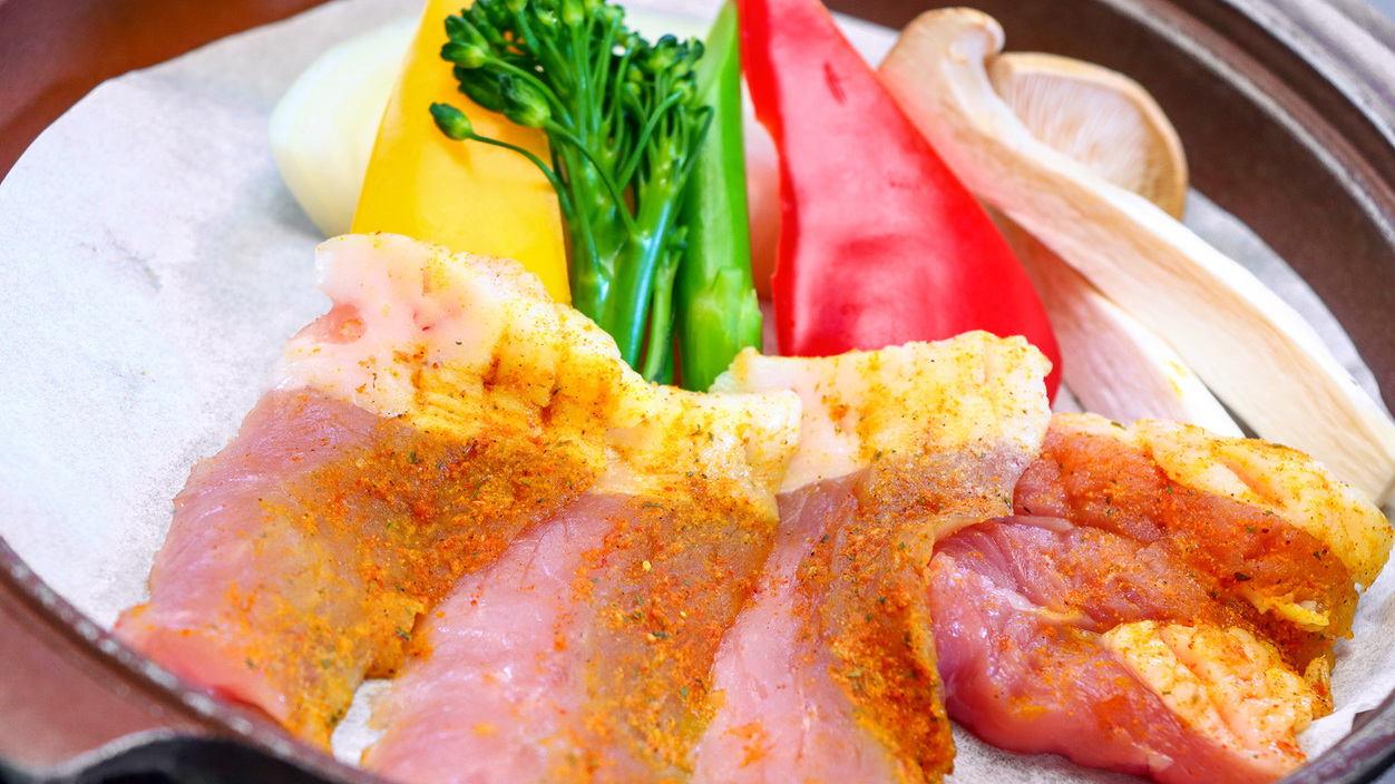#夕食県産豚肉を使用した陶板焼き