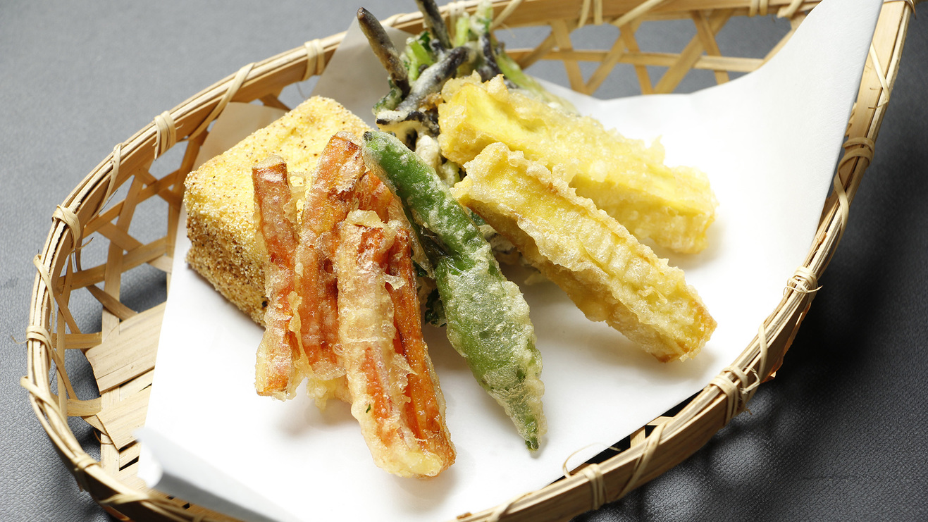 精進料理ご夕食一品例です。素材の味を大切に1品ずつ心をこめて作った天ぷらでございます。