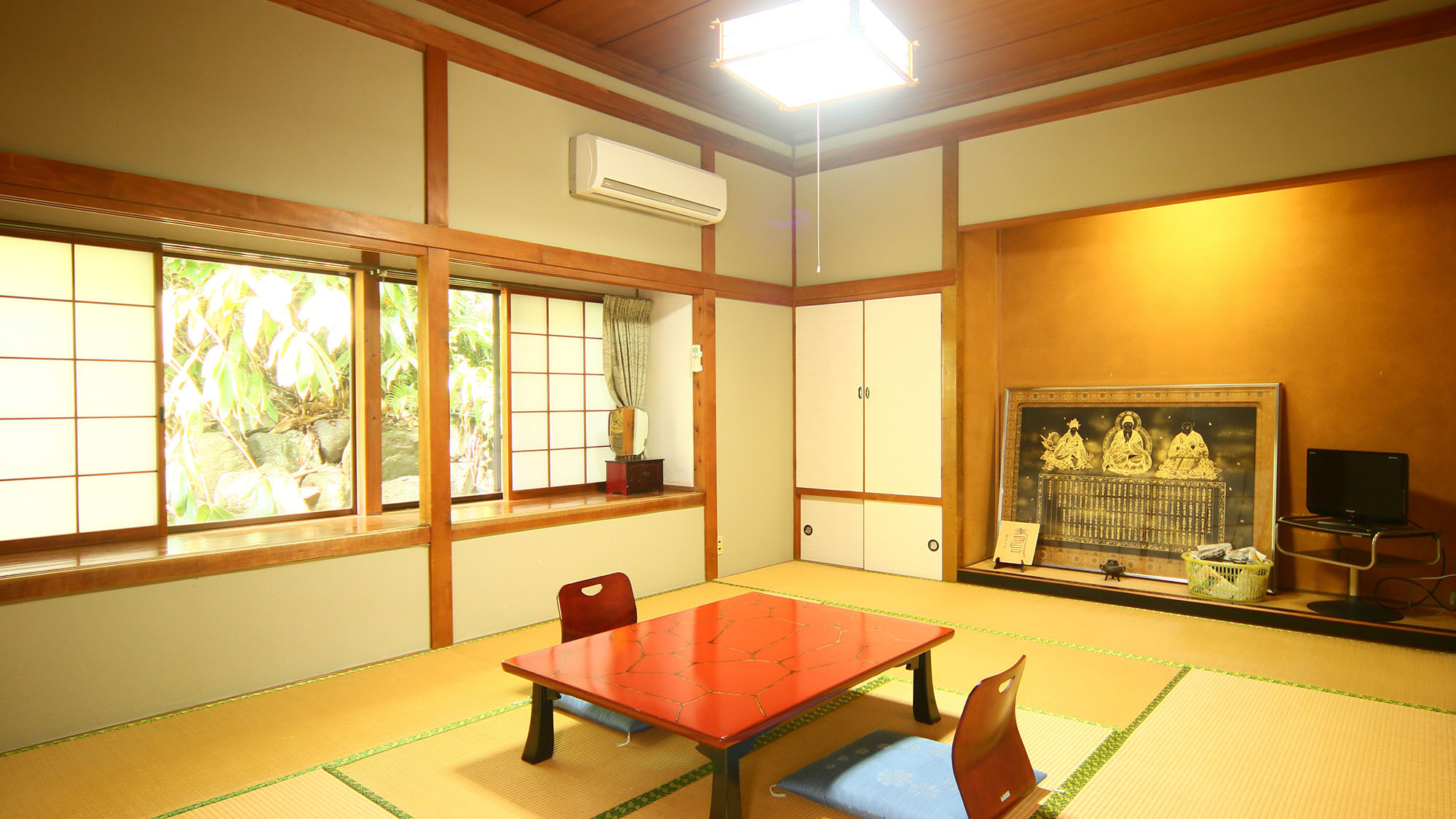 客室おまかせ和室趣のある日本間。各部屋はふすまで仕切られております