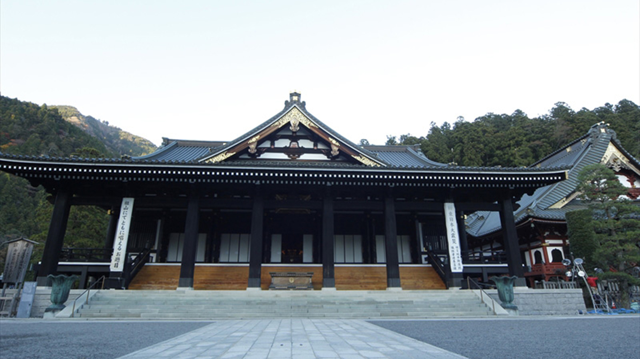 観光久遠寺〜本堂〜日蓮聖人700遠忌の主要記念事業として、1985年に再建されました。山本坊より車