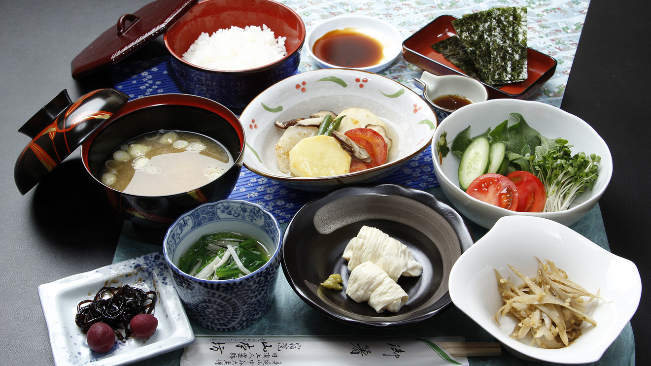 精進料理ご朝食一例です。旬のお野菜を手間暇かけて調理したお料理です。