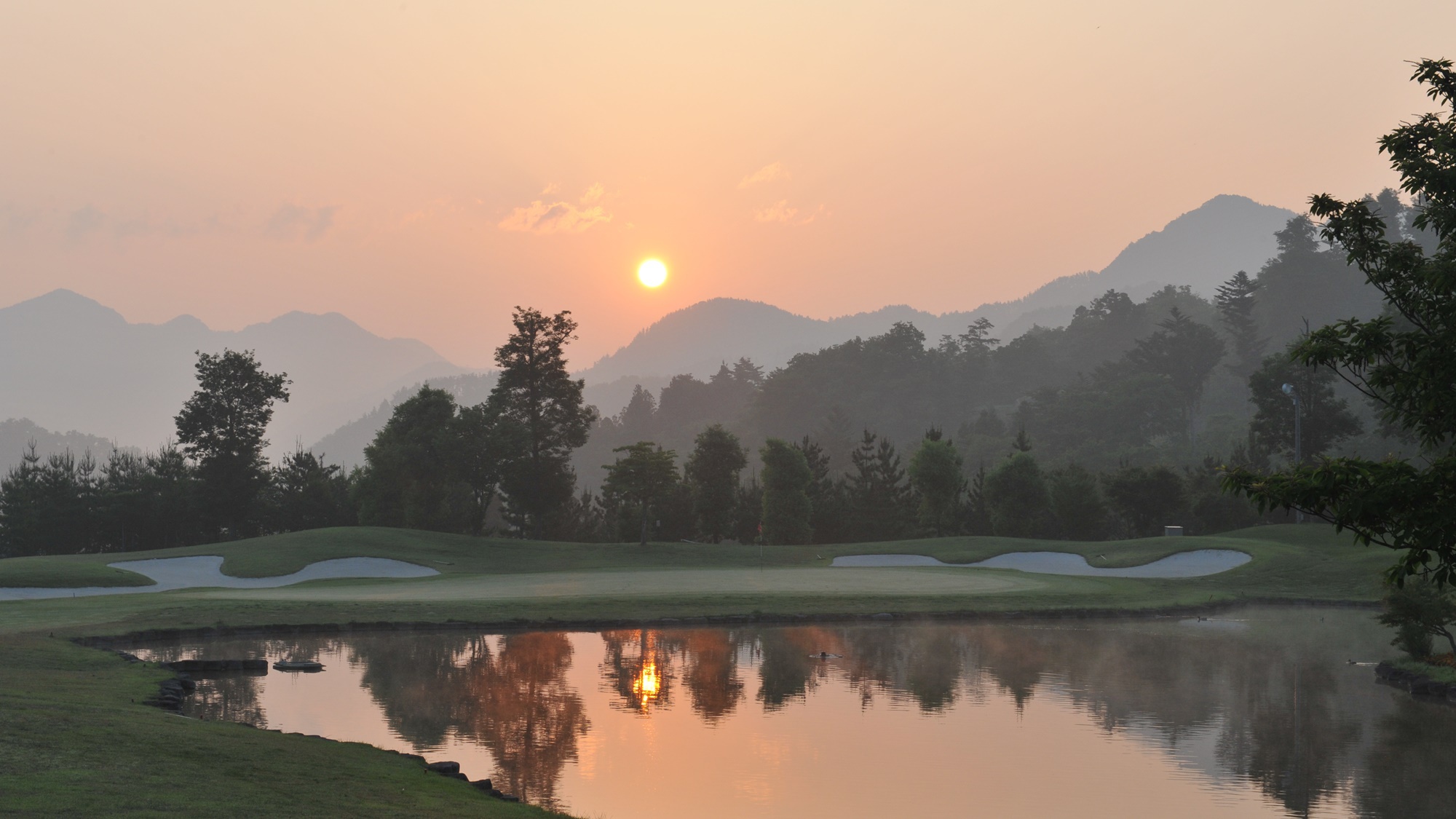 *夕暮れ時のゴルフコース。山に沈む夕日の眺めは最高です。