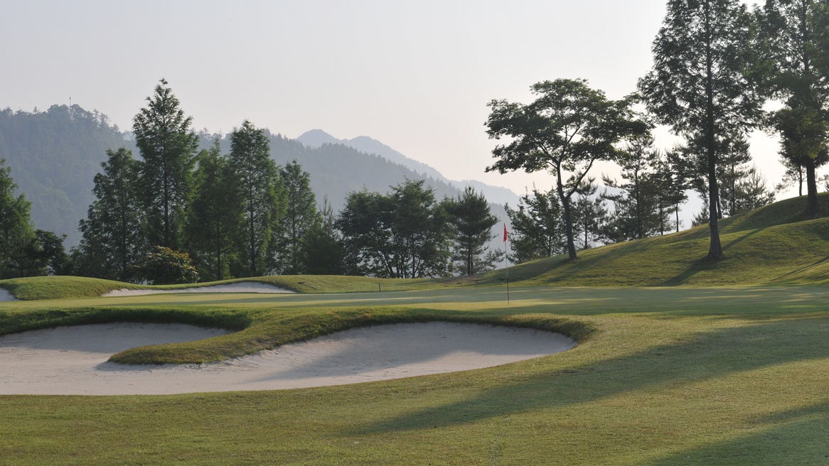 *施設内に併設のゴルフ場は全18ホール。自然が醸しだす四季折々の楽しみを味わえます。