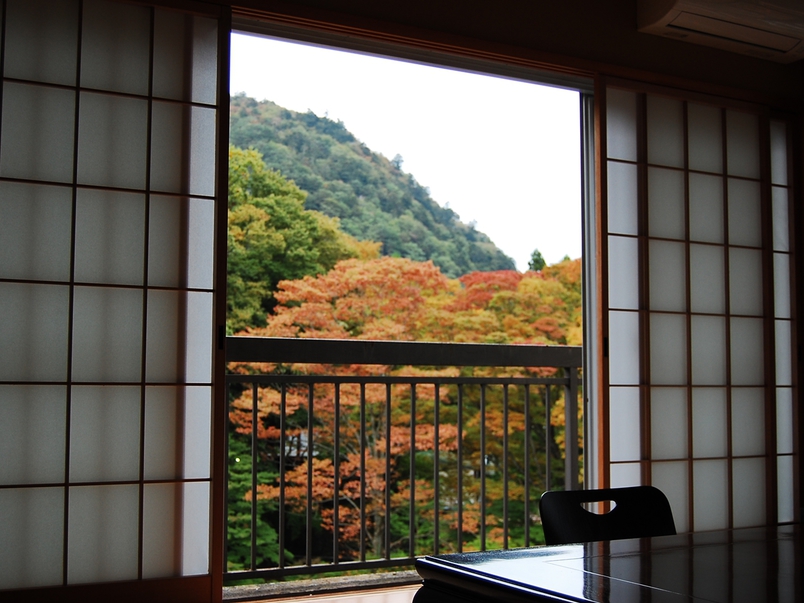 紅葉絶景！眼下に塩原温泉の紅葉と箒川を望む眺望