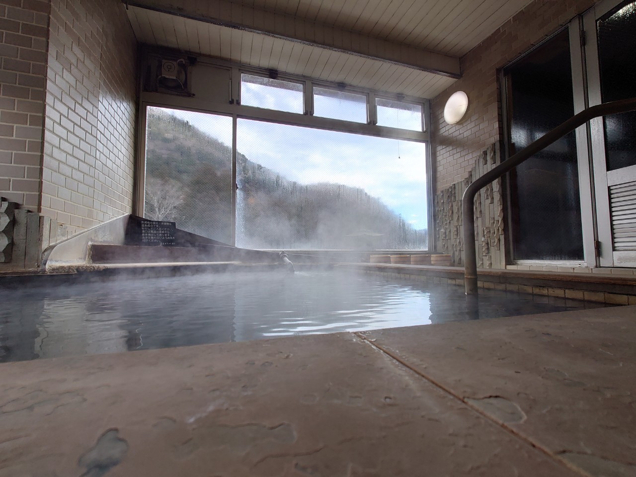 昼間も気持ちの良い温泉内湯窓からの景色も