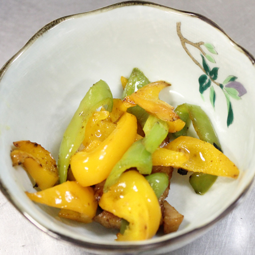 【夕食一例】ピーマンとパプリカの炒め物