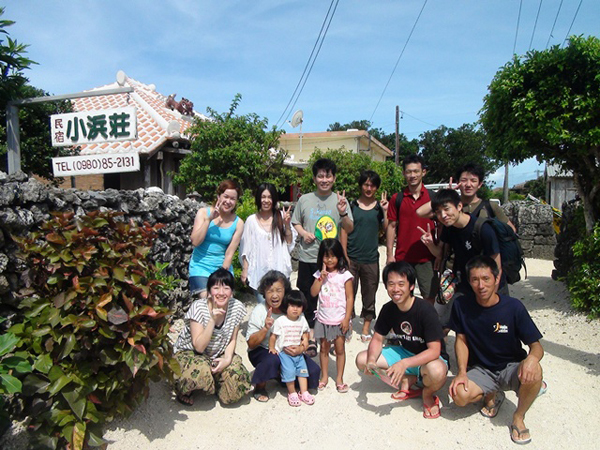 小浜荘の前で集合写真