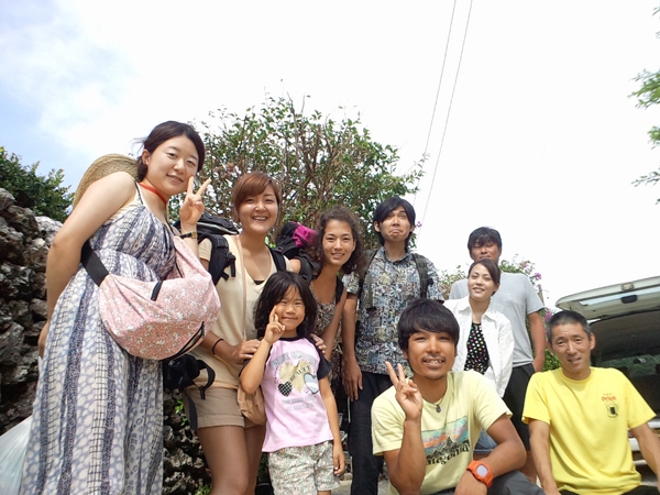 小浜荘の門前にて