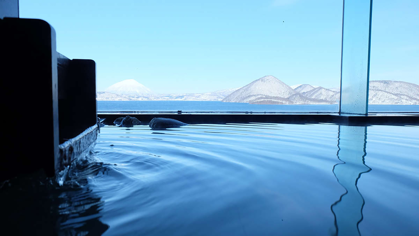【貸切風呂】洞爺湖の冬の姿を眺めながら、かけ流しの湯につかる贅沢な時間。