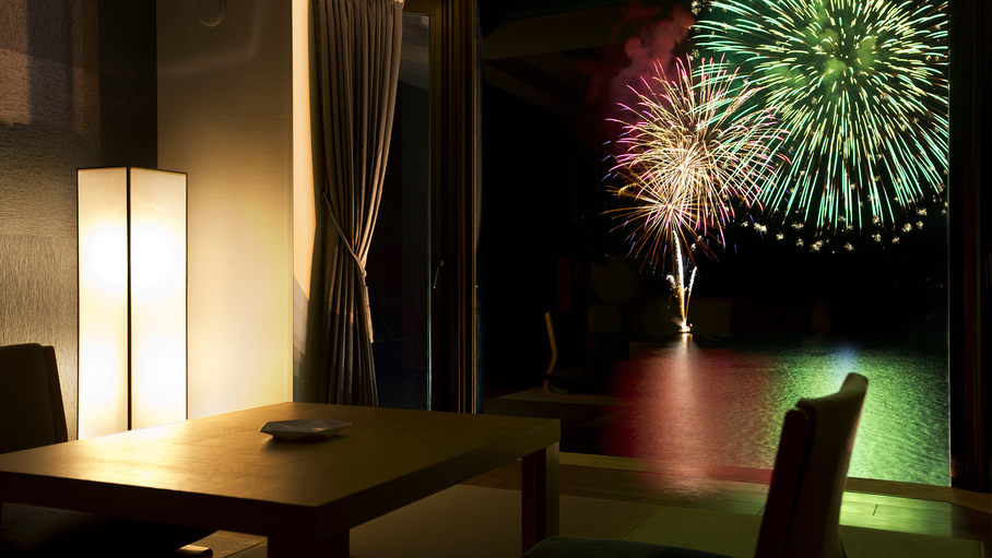 【客室】花火大会開催期間中はお部屋からも美しい花火をお楽しみ頂けます。