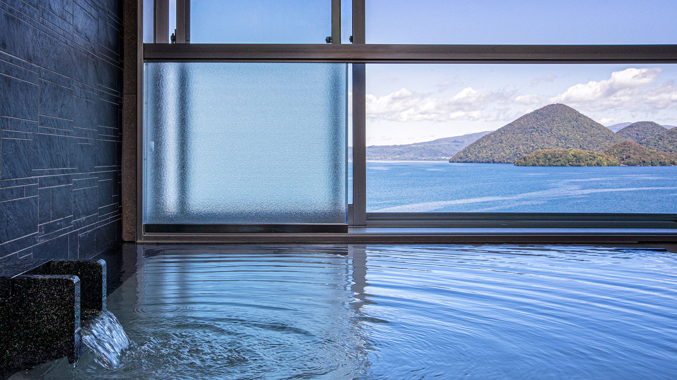 【倶楽部館客室一例】展望温泉風呂からも雄大な洞爺湖の景色をお楽しみいただけます
