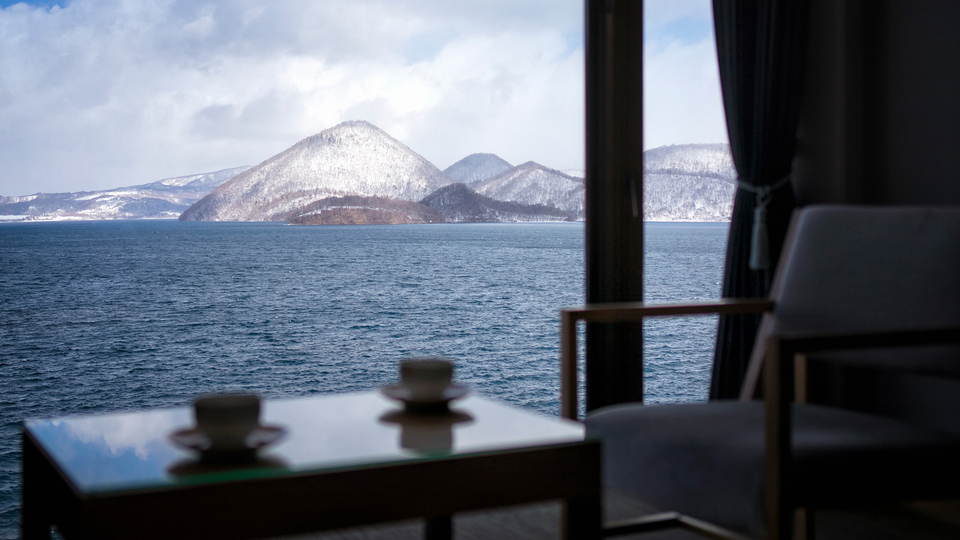 【客室一例】冬は洞爺湖の向こうに雪化粧の羊蹄山を眺めることができます。