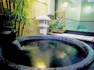 陶器の露天風呂：男湯信楽焼は荒い男子をイメージ