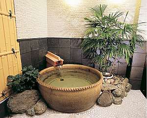 露天風呂・昼信楽焼の陶器はなめらかな湯とよくマッチします